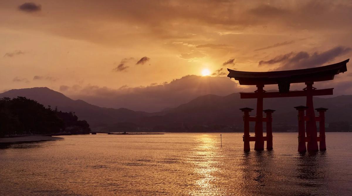 Das große Torii von Miyajima bei Sonnenuntergang